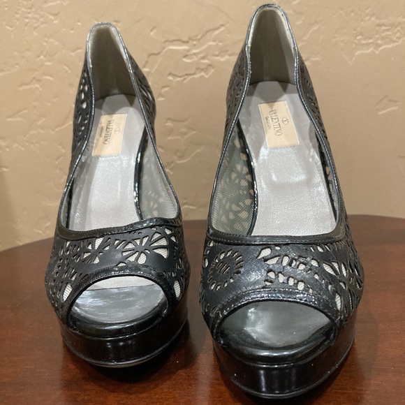 Valentino Garavani Peep Toe Laser Cut Mesh Pumps, Size 38/8, Black - Picture 5 of 13